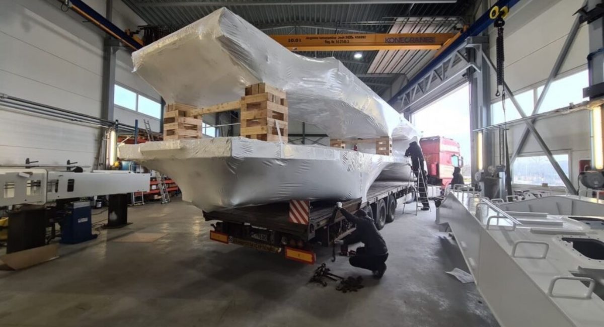 Kravu pārvadājumi Eiropā Starptautiskie lielgabarīta kravu pārvadājumi uz kravas platformas. Kravu pārvadājumi Eiropā.