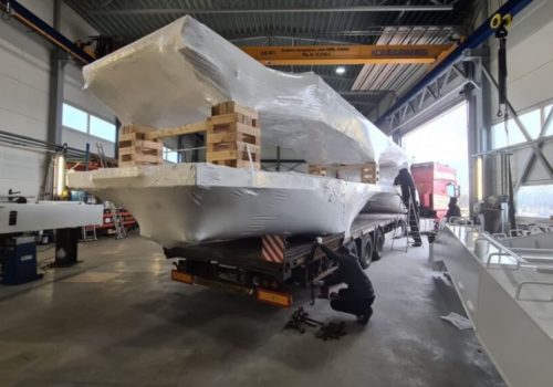 Kravu pārvadājumi Eiropā Starptautiskie lielgabarīta kravu pārvadājumi uz kravas platformas. Kravu pārvadājumi Eiropā.