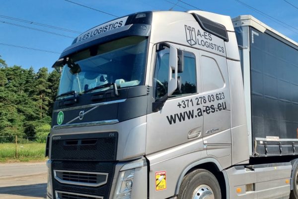 Kravas automašīna ar tentu_ kravu pārvadājumi Latvijā Kravas automašīna ar tentu_ kravu pārvadājumi Latvijā