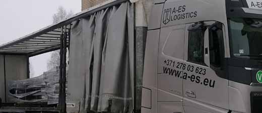 Kravas automašīna ar tentu Kravas automašīna ar tentu